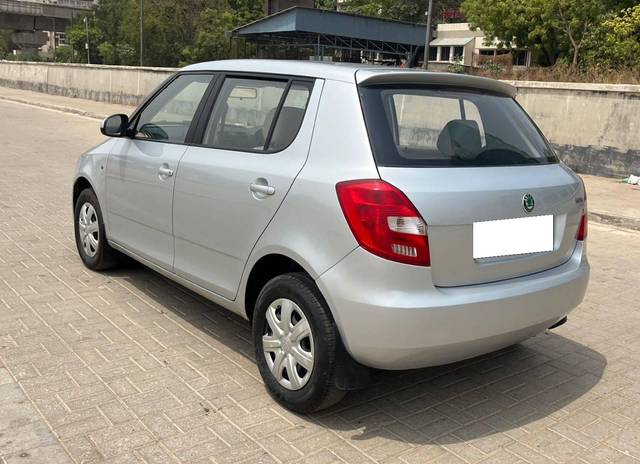 https://images10.gaadi.com/usedcar_image/4516733/original/processed_51bf6b4161e0ecab3775f44966a9c048.jpg?imwidth=6402