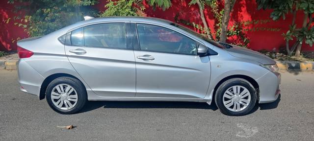 https://images10.gaadi.com/usedcar_image/4516744/original/ed31d7106696ab78f380dee2ab95c844.jpg?imwidth=6401