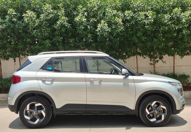 https://images10.gaadi.com/usedcar_image/4516822/original/processed_6b439e3f87190f536ba1b784f4cf7148.jpg?imwidth=6401