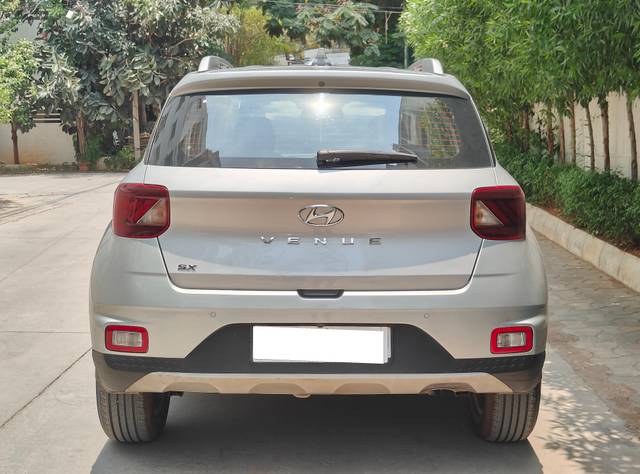 https://images10.gaadi.com/usedcar_image/4516822/original/processed_c7ed0157f9de4e0fb2fee52030924a10.jpg?imwidth=6402