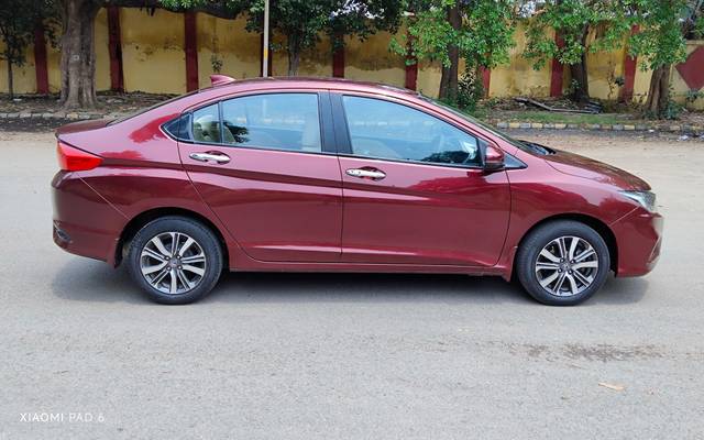 https://images10.gaadi.com/usedcar_image/4516956/original/processed_49d6e50905cecfd35457c7e76ab4fa2b.jpg?imwidth=6401
