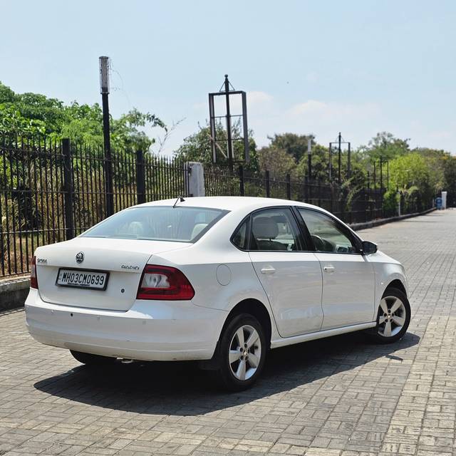 https://images10.gaadi.com/usedcar_image/4517113/original/95234f999a9221bafb5eaa594ecb69f8.jpg?imwidth=6401