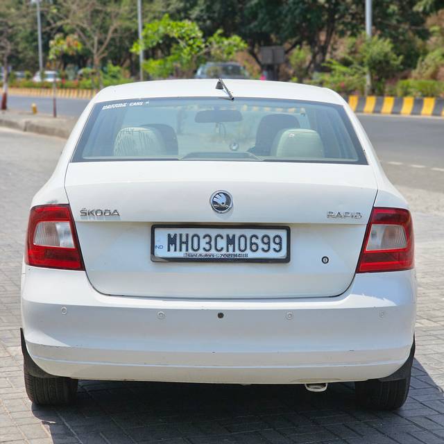 https://images10.gaadi.com/usedcar_image/4517113/original/c93a9fddd2cbc6f1dd453f354ff237c2.jpg?imwidth=6402