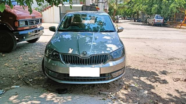 https://images10.gaadi.com/usedcar_image/4517219/original/processed_f76489d2-1931-40eb-95ee-296b35957734.jpg?imwidth=6400