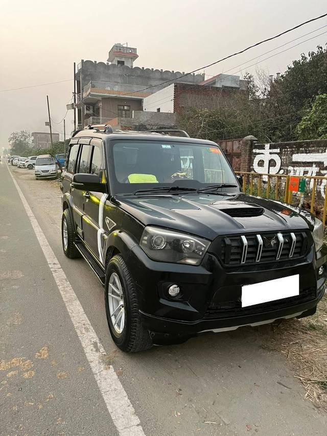 https://images10.gaadi.com/usedcar_image/4517230/original/processed_eb897158-98fc-47ce-8628-00dce95e79b6.jpg?imwidth=6400