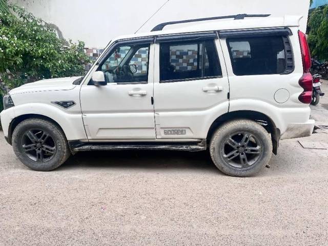 https://images10.gaadi.com/usedcar_image/4517304/original/processed_fc3b01c9-405c-48d2-8a61-a8e4b8b2e630.jpg?imwidth=6402