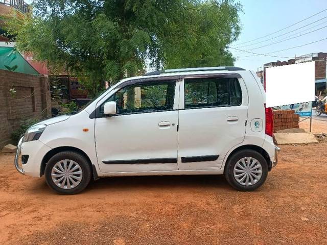 https://images10.gaadi.com/usedcar_image/4517316/original/processed_aa976457-ee62-495f-b50c-9f39d27d5852.jpg?imwidth=6402