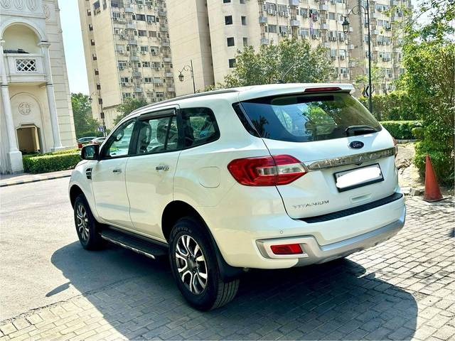 https://images10.gaadi.com/usedcar_image/4517464/original/processed_718e30d3be9fc51bfd39c25a236555ef.jpg?imwidth=6401