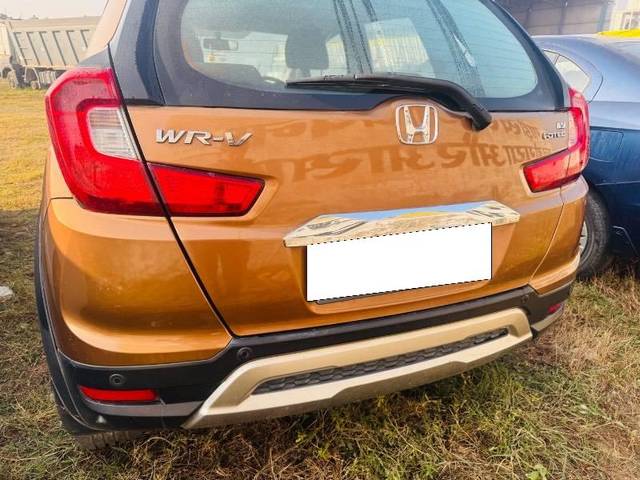 https://images10.gaadi.com/usedcar_image/4517641/original/processed_c72eff4a-1fef-4b58-8ab1-7dffecad40a2.jpeg?imwidth=6402