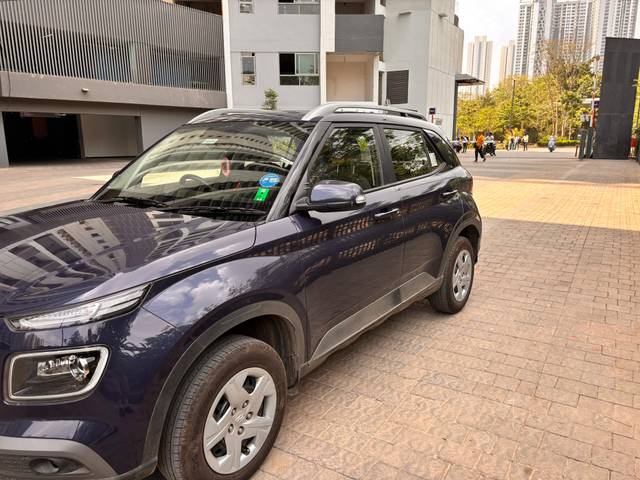 https://images10.gaadi.com/usedcar_image/4517672/original/b993d040-e769-4821-b1c3-05c32818bbec.jpg?imwidth=6402