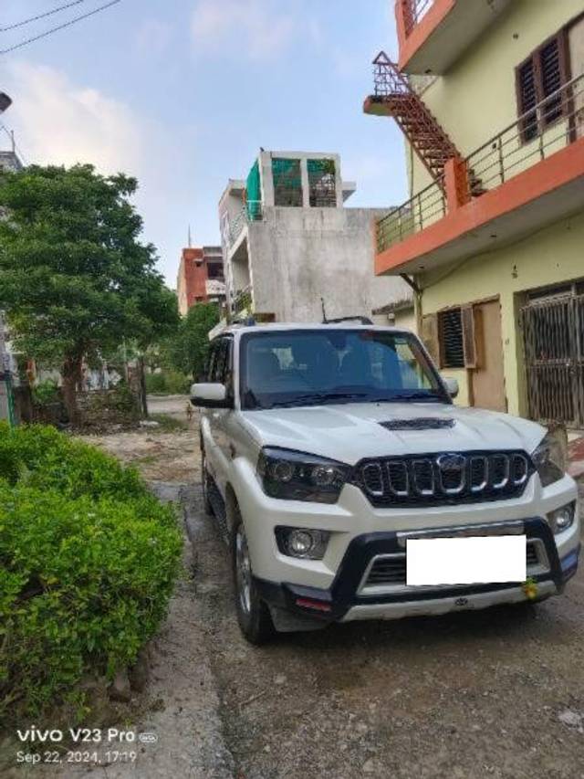 https://images10.gaadi.com/usedcar_image/4517693/original/processed_176fb5f7-18b4-42b7-8f67-1ab0acbde84d.jpg?imwidth=6400