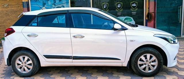 https://images10.gaadi.com/usedcar_image/4517713/original/processed_cfbeb76f2139643a91f00fadf131f729.jpeg?imwidth=6401