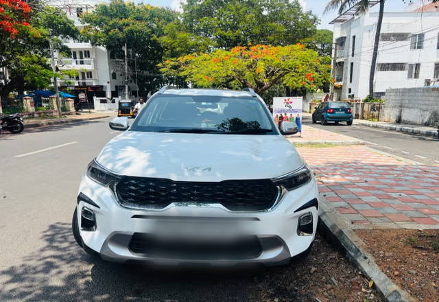 https://images10.gaadi.com/usedcar_image/4517753/original/56cde6b8-7fb6-4961-b277-3ef788452625.?imwidth=6402