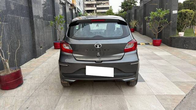 https://images10.gaadi.com/usedcar_image/4517802/original/processed_619e968522e5db33a6fdb6651900d5f5.jpg?imwidth=6402