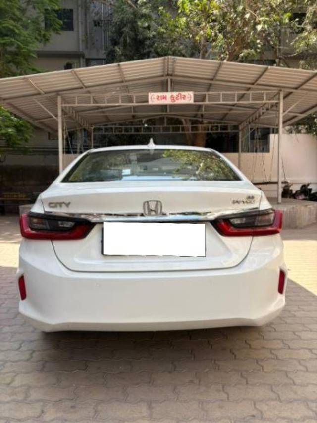 https://images10.gaadi.com/usedcar_image/4517844/original/processed_e685866f-9b06-4f39-b074-d5eafe3adb97.jpg?imwidth=6402