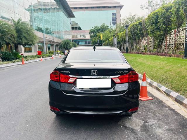 https://images10.gaadi.com/usedcar_image/4517912/original/processed_02f652f5bf142e4a29a071dbab4534f3.jpeg?imwidth=6402