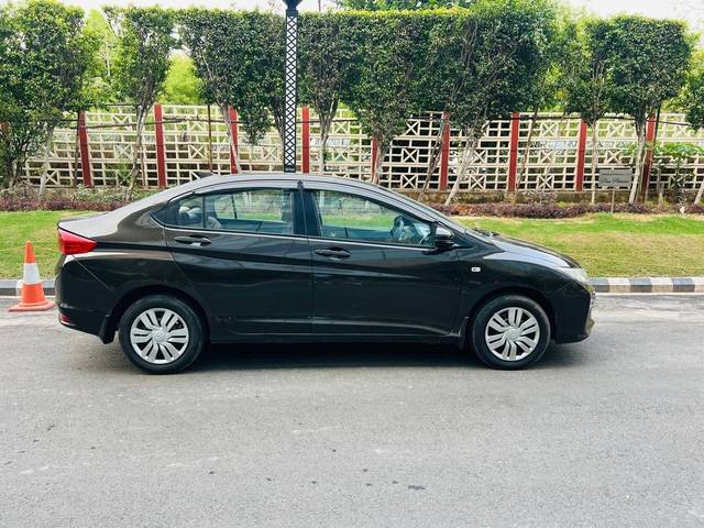 https://images10.gaadi.com/usedcar_image/4517912/original/processed_25379ad74ba0ce3d02762c63f2691a88.jpeg?imwidth=6401