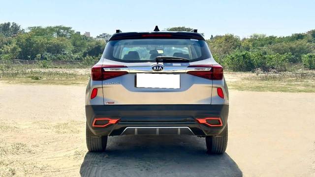 https://images10.gaadi.com/usedcar_image/4517915/original/processed_e5082a7bead9f23c2779e7eb68b55b21.jpg?imwidth=6402