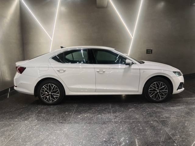 https://images10.gaadi.com/usedcar_image/4517916/original/59142548b853c0f2a52faf3c0c916dcb.jpg?imwidth=6401