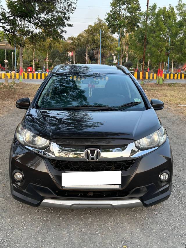 https://images10.gaadi.com/usedcar_image/4518006/original/processed_1e26ba0a-0c43-4e33-b93d-d055d8d999eb.jpg?imwidth=6400