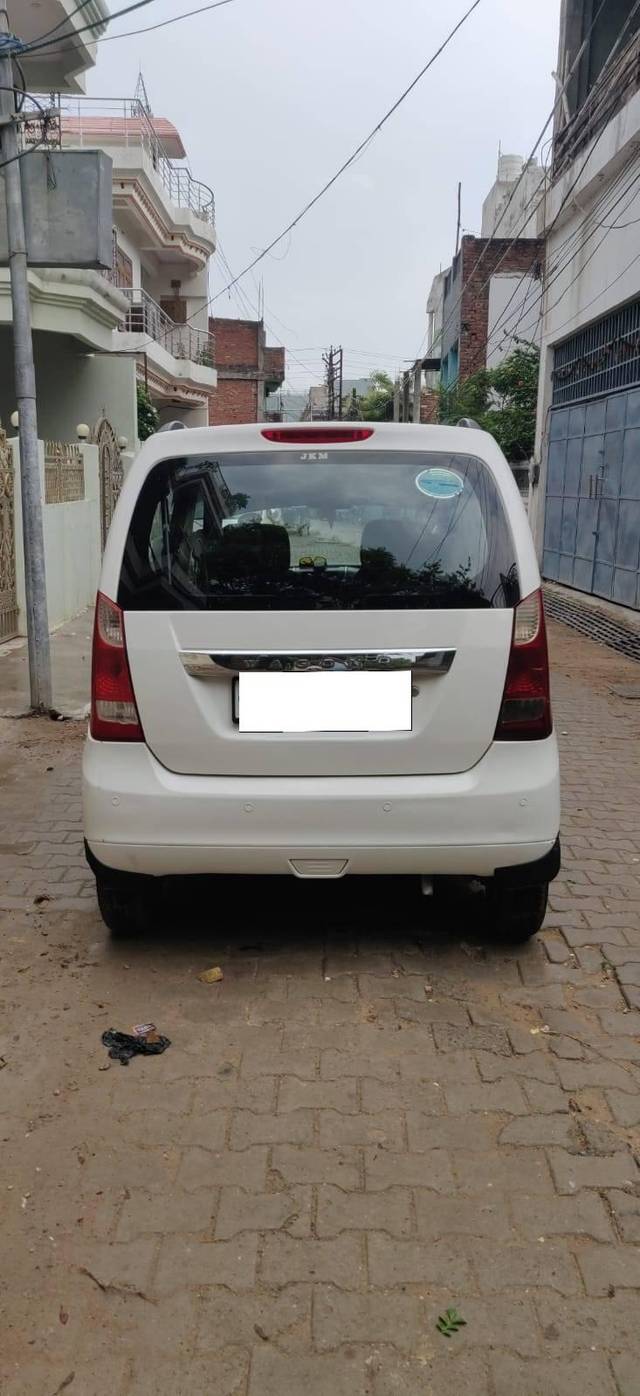 https://images10.gaadi.com/usedcar_image/4518028/original/processed_5ff24c56b5d626f5637c58b6d236f1db.jpg?imwidth=6401