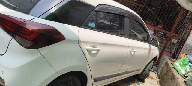 https://images10.gaadi.com/usedcar_image/4518033/original/processed_859cc9cc-7a6d-40a3-9964-4aab0ec02402.jpg?imwidth=6400