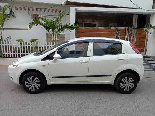 https://images10.gaadi.com/usedcar_image/4518159/original/4811df7435d9cc0323ab7b4d05677bf8.jpg?imwidth=6402