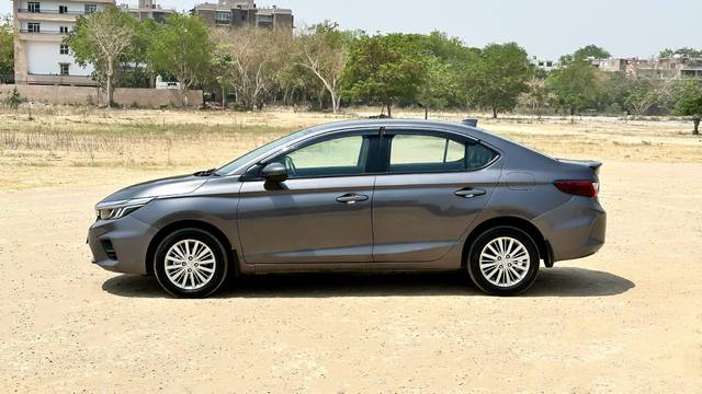 https://images10.gaadi.com/usedcar_image/4518162/original/9adcadb71af65c94450437afaab16daa.jpg?imwidth=6402