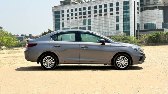 https://images10.gaadi.com/usedcar_image/4518162/original/cf8db1a2dfe65e5f6f704ec3cee71b68.jpg?imwidth=6401