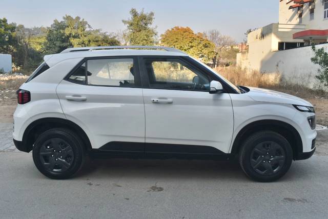 https://images10.gaadi.com/usedcar_image/4518270/original/1602f8e77528278611cbdfe7774fbd35.jpg?imwidth=6401