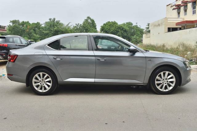 https://images10.gaadi.com/usedcar_image/4518286/original/ffcd3f55d7e7bbe92952b652e9c4c29d.jpg?imwidth=6401