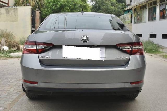 https://images10.gaadi.com/usedcar_image/4518286/original/processed_f60da379137da742347b157d6887732f.jpg?imwidth=6402