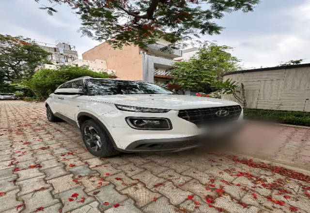 https://images10.gaadi.com/usedcar_image/4518288/original/b92ca0a7-75e4-4e31-8d08-2aa462b3b531.?imwidth=6400