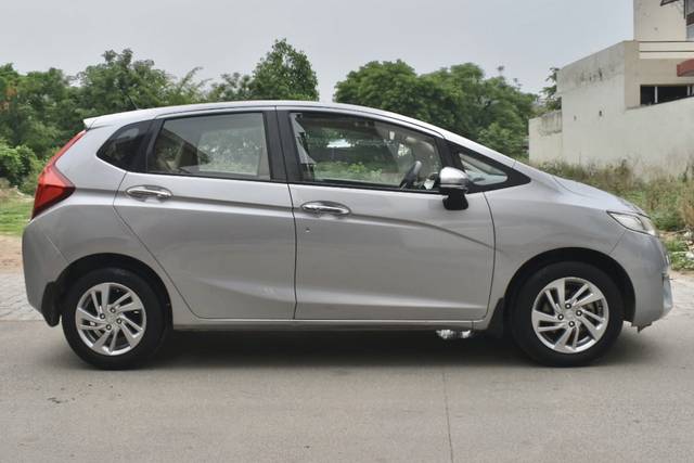 https://images10.gaadi.com/usedcar_image/4518305/original/34538925fde81363eb4c94a74882656e.jpg?imwidth=6401