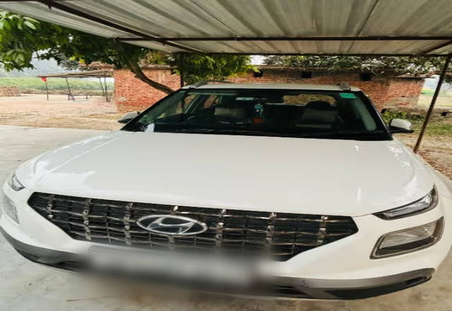 https://images10.gaadi.com/usedcar_image/4518315/original/c2dec41f-2207-492d-9a7a-75ac35b67e8d.?imwidth=6400