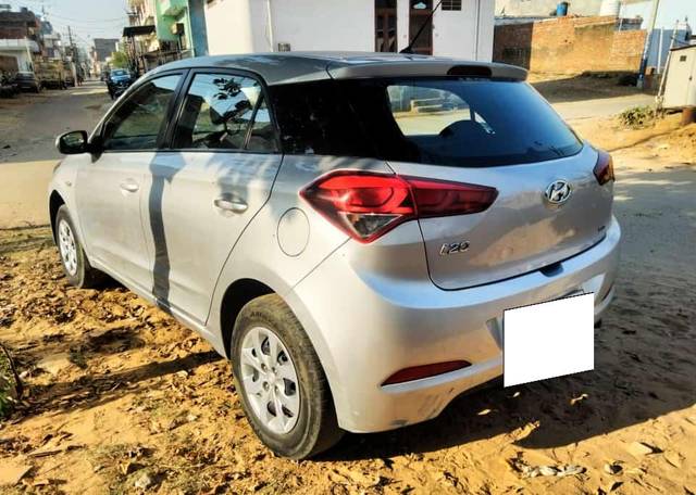 https://images10.gaadi.com/usedcar_image/4518321/original/processed_c42273949534a050fdc52ea662ff651e.jpg?imwidth=6402