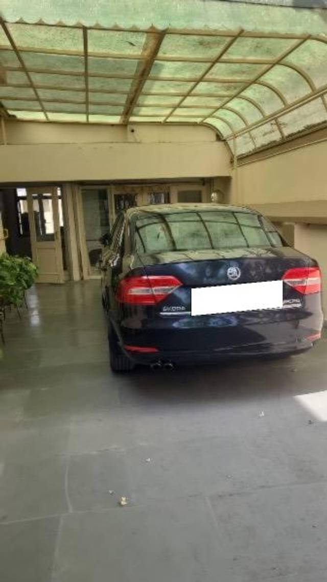 https://images10.gaadi.com/usedcar_image/4518323/original/processed_abd62b42-2f46-4faa-9b09-ad9cc47b0a30.jpeg?imwidth=6400