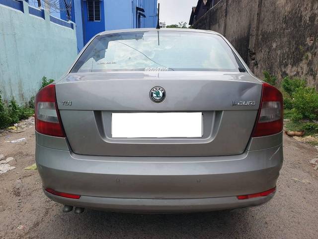 https://images10.gaadi.com/usedcar_image/4518380/original/processed_9a1c78d3fe9ff527c4644afd21571841.jpg?imwidth=6401