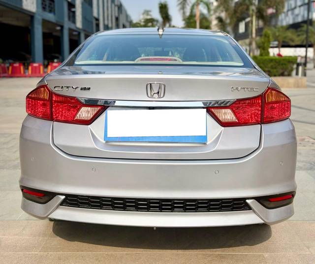 https://images10.gaadi.com/usedcar_image/4518392/original/processed_9de59f912a904f6efaecd73cb889be86.jpg?imwidth=6402