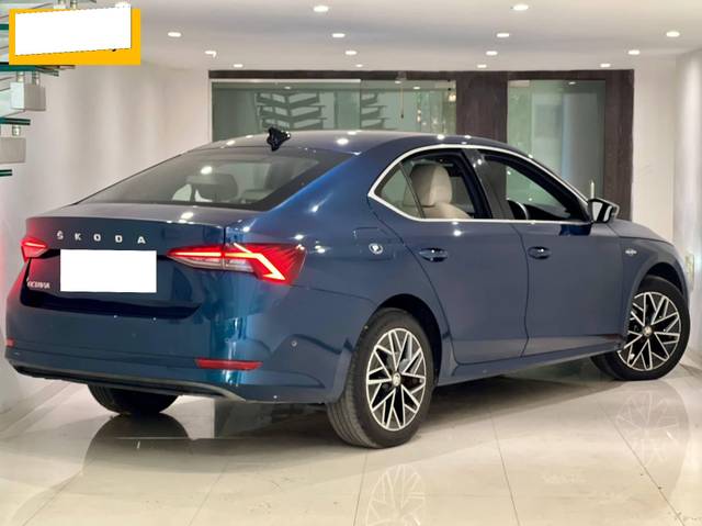 https://images10.gaadi.com/usedcar_image/4518419/original/processed_665f8d314917e1b93d6e954085dc43bf.jpeg?imwidth=6402