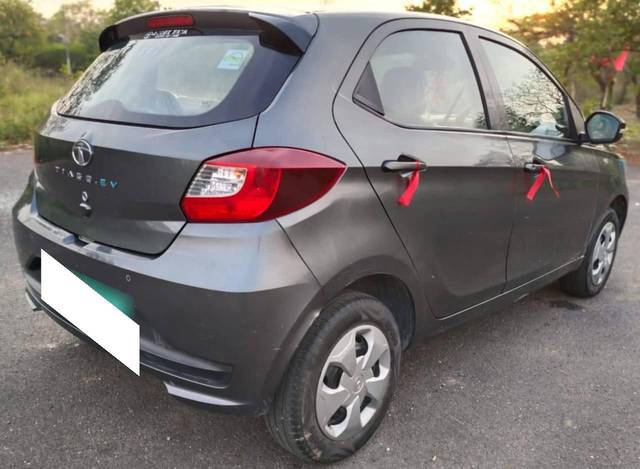 https://images10.gaadi.com/usedcar_image/4518446/original/processed_ddb1ce7f2872cca0e41a493f18591ab2.jpeg?imwidth=6402
