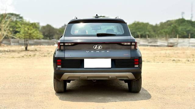 https://images10.gaadi.com/usedcar_image/4518525/original/processed_725cccc04544e8330b2cefd450ab7ac6.jpg?imwidth=6402