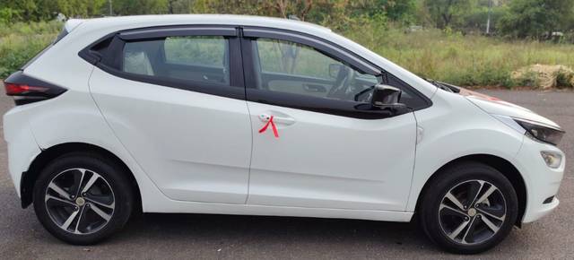 https://images10.gaadi.com/usedcar_image/4518532/original/6547c4a9420fe4981154db0d35e2ff44.jpg?imwidth=6401