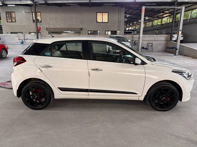 https://images10.gaadi.com/usedcar_image/4518539/original/processed_2c592fde48e84da2c0a9ee49f4be912f.jpg?imwidth=6401