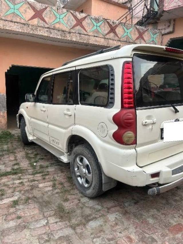 https://images10.gaadi.com/usedcar_image/4518653/original/processed_7cf31192-91bf-43a6-b997-61de2d9ba306.jpeg?imwidth=6402