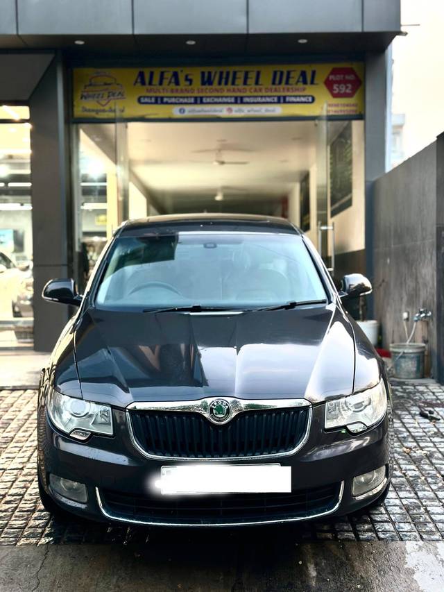 https://images10.gaadi.com/usedcar_image/4518658/original/processed_49d40aa1e931662aa3127ac70b9d98e6.jpg?imwidth=6402