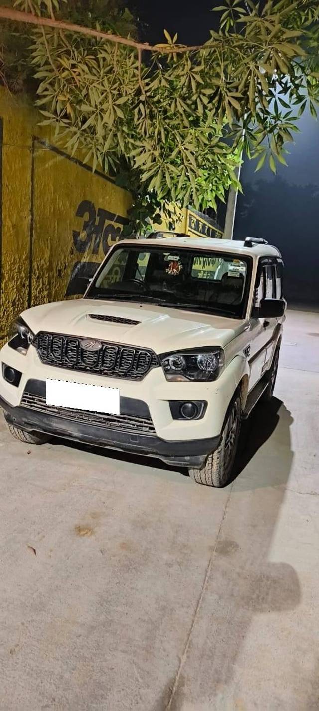 https://images10.gaadi.com/usedcar_image/4518682/original/processed_8332cfbaf0c35388904e358bd2804701.jpg?imwidth=6402