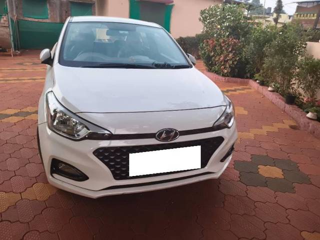 https://images10.gaadi.com/usedcar_image/4518770/original/processed_8cd3669f-ec28-4d2a-82a4-6c37b343dfb0.jpg?imwidth=6401