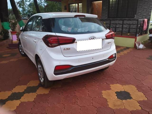 https://images10.gaadi.com/usedcar_image/4518770/original/processed_caf96e46-fa18-48d1-99fe-27b65bed859c.jpg?imwidth=6402
