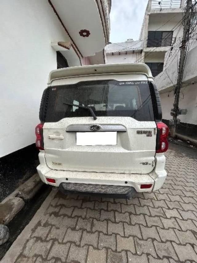 https://images10.gaadi.com/usedcar_image/4518790/original/processed_b5621b95-bfa2-4b57-adc8-9ae2d8c09f13.jpeg?imwidth=6402